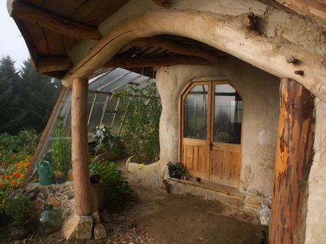 Man Builds $5,200 Hobbit House Maison Earthship, Cob Building, Casa Hobbit, Earth Bag Homes, House Architecture Styles, Straw Bale House, Woodland House, Eco Buildings, Earthship Home