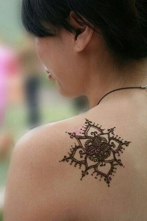 Henna Tattoo Shoulder, Shoulder Henna, Henna Inspo, Female Tattoos, Beautiful Henna, Henna Body Art, Tattoo Henna, Beginner Henna Designs, Shoulder Tattoos