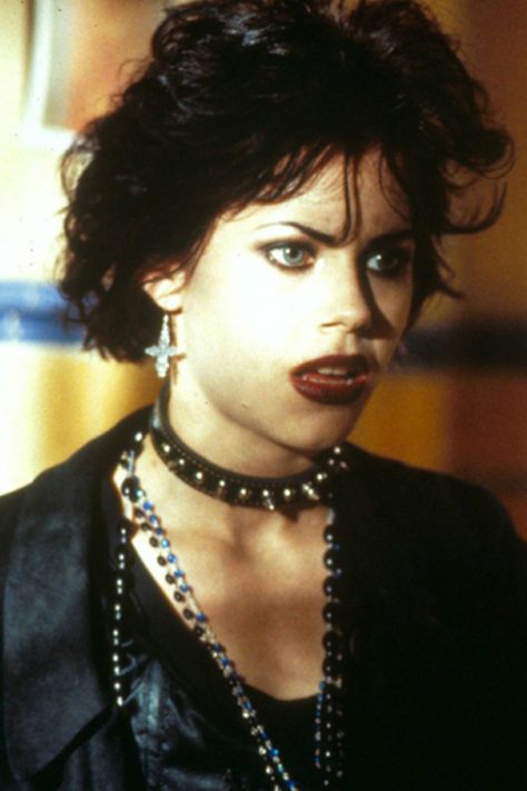 Due to the emergence of Goth in music bands. It inspired some movies to add these dark flavors to their movies. A new character to the screen has been born he is the Goth Archetype which is defined by his unique fashion style and personality. Movie Witches, 90s Halloween Movies, Nancy Downs, Uk Icon, Fairuza Balk, The Craft Movie, Chicas Punk Rock, Cultura Punk, 90s Grunge Hair