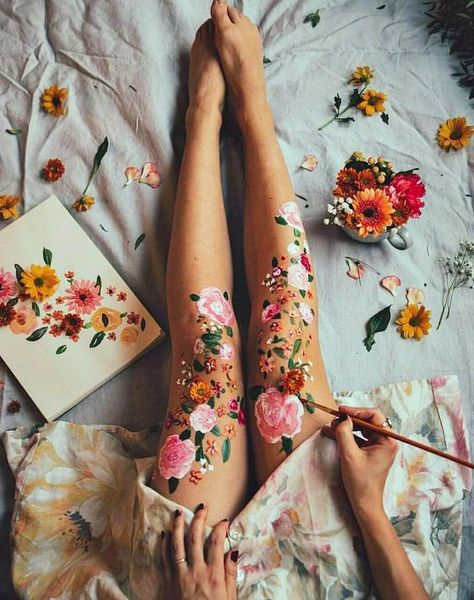 숲 사진, Creative Self Portraits, Leg Painting, Leg Art, Artsy Photography, Flower Photoshoot, Creative Photoshoot Ideas, Creative Portrait Photography, Artist Aesthetic