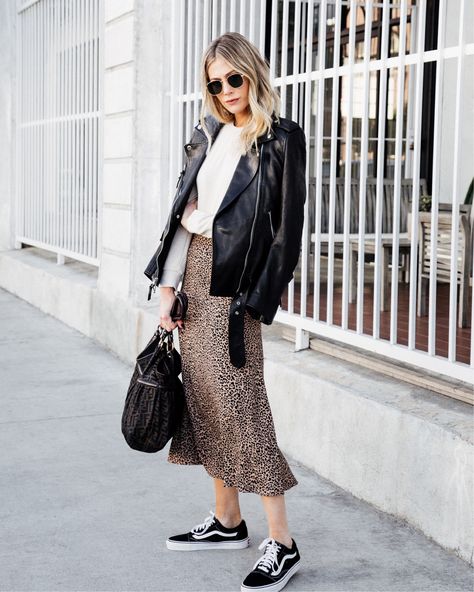 Leopard Skirt Outfit, Estilo Vans, Jacket Outfit Women, Leopard Skirt, Skirt And Sneakers, Mode Chic, Trendy Fashion Outfits, Street Style Winter, Thrift Fashion