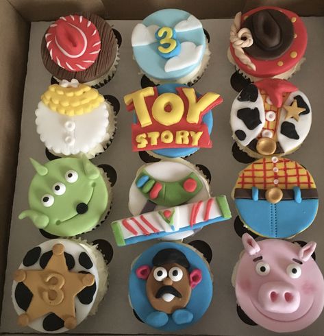 Toy Story Birthday Cupcakes, Alice In Wonderland Cupcakes, Buzz And Woody, Toy Story Cupcakes, Superhero Cupcakes, Disney Cupcakes, Toy Story Party Decorations, Mickey Mouse Cupcakes, Minnie Mouse Cupcakes