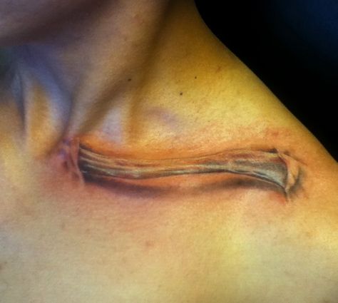 Just a piece of bone sticking out tattoo. TraePerezTattoos Tattoo Clavicle, Collar Bone Tattoos, Collar Bone Tattoo For Men, Collar Tattoo, Collarbone Tattoos, Clavicle Tattoo, Bone Tattoo, Ancient Tattoo, Scar Tattoo