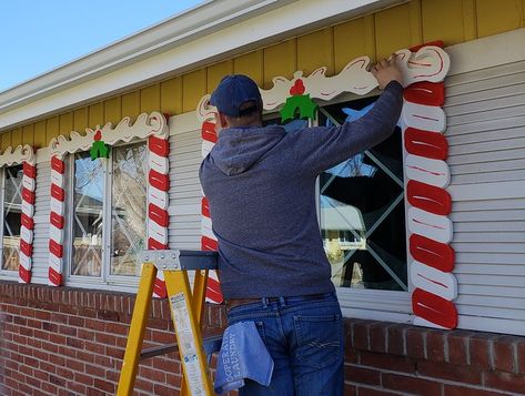 New Years Porch Sign, Gingerbread House Fence Ideas, Outdoor Christmas Gingerbread Decor, Candy Land Outdoor Decor, Outdoor Peppermint Christmas Decorations, Candy Cane Gingerbread House, Lifesize Gingerbread House Decorations, Turn Your House Into A Gingerbread House, Santa House Decorations Ideas