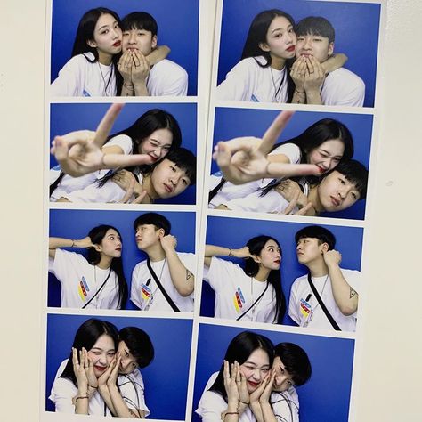 Couple Poses Cute, Photobox Ideas Pose Couple, Photobox Pose, Korean Couple Photoshoot, Photobooth Pictures, Couple Picture, 사진 촬영 포즈, Friend Poses Photography, Couple Picture Poses