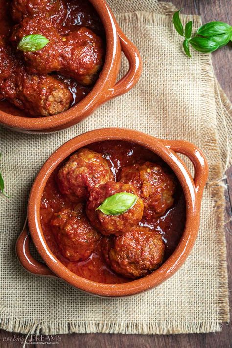 Soft and juicy meatballs served in a delicious tomato and basil sauce. The essence of Italian flavors! This recipe with a pressure cooker will bring this staple dish on your table in 15 minutes. Meatballs With Tomato Sauce, Meatball Photography, Tomato Sauce For Meatballs, Italian Plates, Mini Meatballs, Italian Dinner Party, Basil Sauce, Meatball Recipes Easy, Italian Meatballs