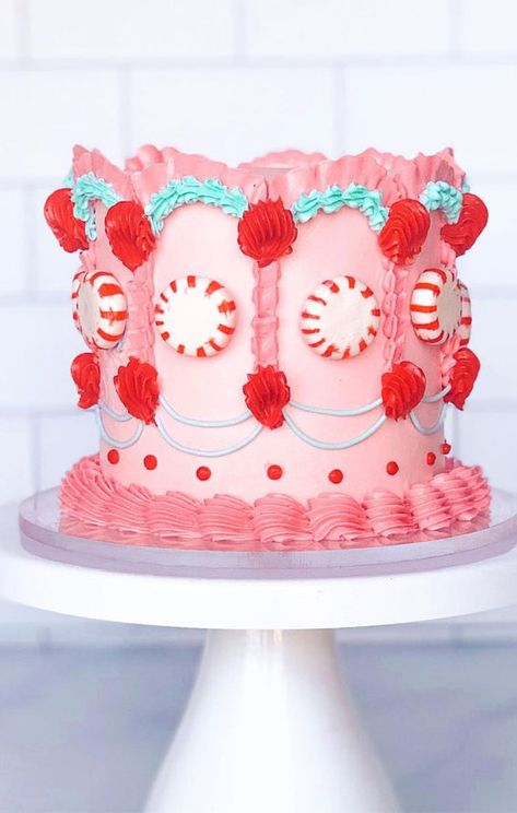 pink festive cake, christmas cakes, red and white christmas cake designs, christmas cakes 2021 Winter Cake Ideas, White Christmas Cake, Lambeth Cake, Christmas Candy Homemade, Cookie Recipes Decorating, Christmas Themed Cake, Striped Cake, Christmas Holiday Cake, Christmas Cake Designs