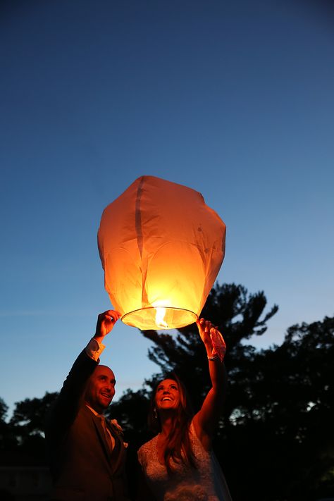 ♡ love love love ♡ wedding photography by #littlefangphoto #ideas #cute #lanterns #pretty #warm #cool #poses #creative Lantern Fest, Pre Wedding Photoshoot Theme, Floating Lanterns, Pre Wedding Photoshoot Outdoor, Sky Lanterns, Wedding Lanterns, Brides And Grooms, Night Pictures, Photoshoot Themes