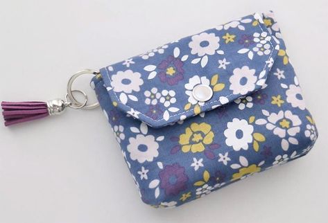 DIY Flappy Coin Purse Tutorial Coin Purse Pattern, Coin Purse Tutorial, Purse Tutorial, Modern Bag, Small Coin Purse, Beginner Sewing Projects Easy, Bag Patterns To Sew, Bags Tutorial, Sewing Projects For Beginners