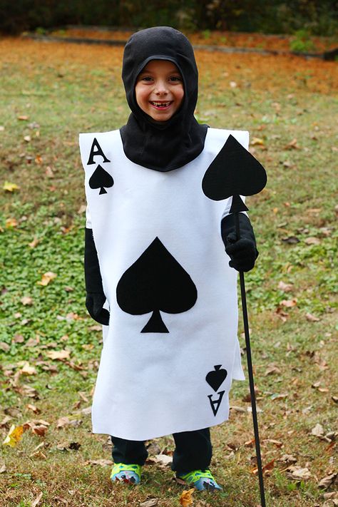 The card costume from Alice in Wonderland with family Alice in Wonderland costumes Alice In Wonderland Card Costume, Diy Alice In Wonderland, Costumes Faciles, Diy Costumes Kids Boys, Playing Card Costume, Card Costume, Alice In Wonderland Diy, Alice Costume, Carnaval Costume