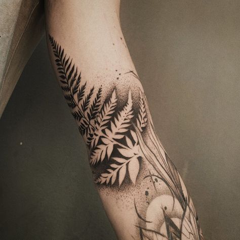 Reverse Tattoo, Negative Space Tattoos, Self Tattoo, Jungle Tattoo, Watercolor Tattoo Ideas, Negative Space Tattoo, Space Tattoos, Mandala Hand Tattoos, Fern Tattoo