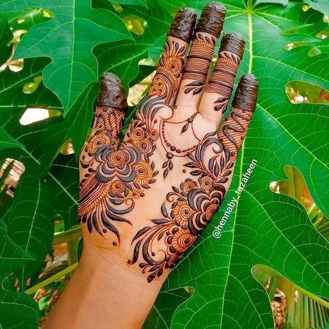 Palm Palm Mendhi, Unique Mehndi, Arabic Henna, Easy Design, Unique Mehndi Designs, Latest Mehndi, Latest Mehndi Designs, Hand Henna, Mehndi Designs