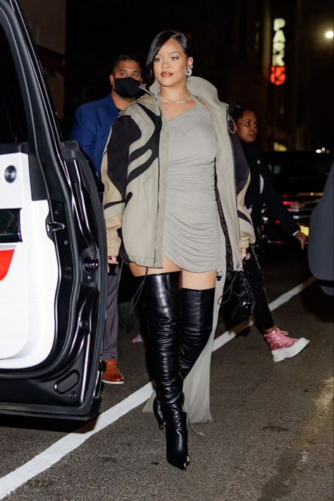 Celebrity Boots Outfit, Rhianna Style, Rolling Loud Festival, Fashion Facts, Stile Kylie Jenner, Rihanna Street Style, Looks Rihanna, Birthday Fit, Rihanna Outfits