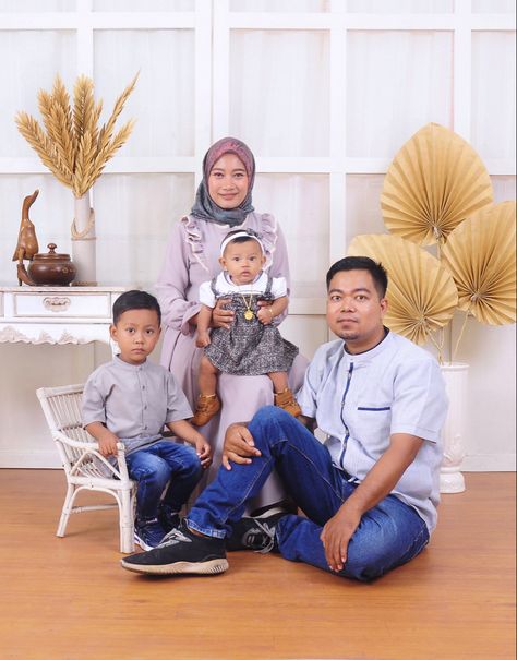 Raya Photoshoot, Home Studio Decor, Family Photo Pose, Family Posing, Studio Decor, Photo Pose, Home Studio, Family Photo, Photo Poses