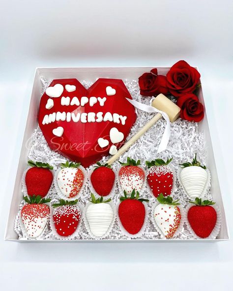 Anniversary Strawberry Ideas, Anniversary Breakable Heart For Him, Chocolate Covered Strawberries Anniversary, Surprise Heart Chocolate, Breakable Chocolate Heart Ideas For Men, Anniversary Breakable Heart, Smashable Heart Chocolate, Anniversary Strawberries, Breakable Chocolate Heart Ideas