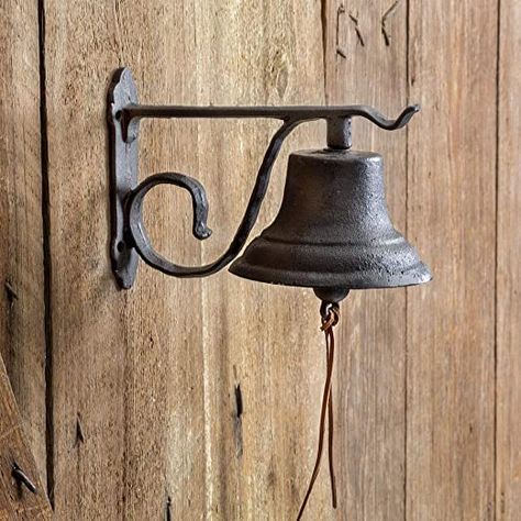 Texas Homestead, Cast Iron Bell, Diy Rustic Decor, Primitive Homes, Dekor Diy, Dinner Bell, Outdoor Dinner, Country Decor Rustic, Countryside House