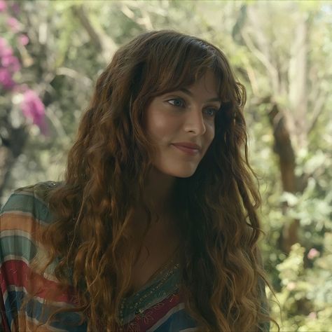 Riley Keough Daisy Jones Hair, 70s Hippie Hair, 70s Haircuts, Daisy Costume, Portrait Studies, Red Hair Inspo, 70s Hair, Riley Keough, Hippie Hair