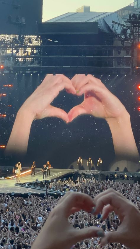 Hand Heart Taylor Swift, Taylor Swift Heart Hands Eras Tour, Taylor Swift Fearless Heart, Fearless Heart Hands, Taylor Swift Heart Hands, Taylor Swift Heart, Taylor Swift Room, Fearless Heart, Eras Tour Concert