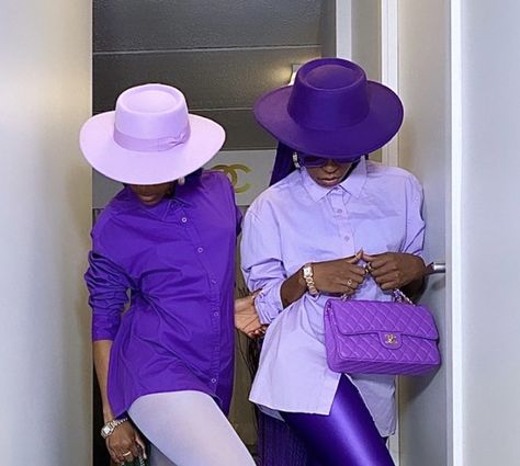 #fashion #purpleandlilac #recipe #colorblock #hat #summeroutfit #springoutfit #chanelbag #leggings #tightsfashion #twinning #twins #twinsisters #aesthetic #summerfashiontrends #springfashiontrends #2024 #2023 Tights Fashion, Closet Inspiration, Spring Fashion Trends, Summer Fashion Trends, Twin Sisters, Purple Lilac, Coordinating Colors, Spring Outfit, Chanel Bag