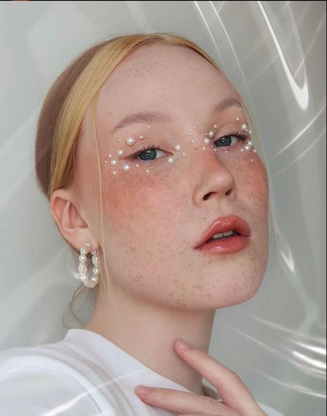 Pearl Tears Makeup, Pearl Skin Makeup, Makeup 2025 Trends, Pearl Eyeshadow Look, Christmas Easy Makeup, White Pearl Makeup, Pearl Eye Look, Pearl Face Makeup, Face Pearls Makeup