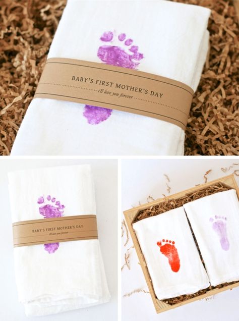 Baby's First Mother's Day Towels - a fun tradition. Free printable gift bands from PagingSupermom.com #mothersday Gifts From Baby, Cute Mothers Day Gifts, Free Printable Gifts, First Mothers Day Gifts, Diy Mothers Day Gifts, Cadeau Diy, Mother's Day Diy, First Mothers Day, Mothers Day Crafts