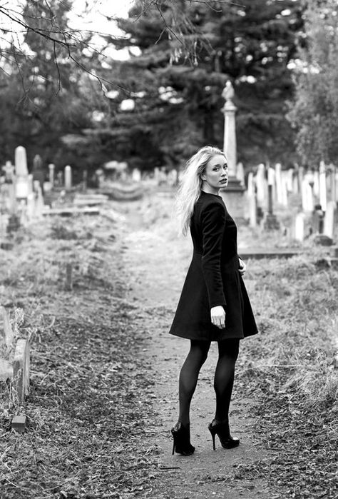 Cemetery Shoot, Picture Portraits, Spooky Photoshoot, Creepy Photography, Halloween Shoot, Cemeteries Photography, Traditional Halloween, Grave Yard, Gothic Photography