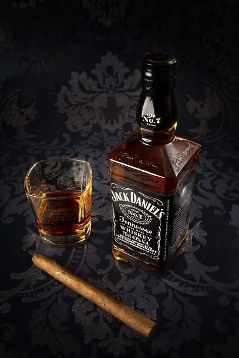 #jackdaniels #fotografiedeprodus #fotografprodus Caw Caw, Pretty Alcoholic Drinks, Whisky Drinks, Dont Drink And Drive, Whiskey Drinks, Cigars And Whiskey, Chill Photos, Jack Daniel, Groomsmen Gifts