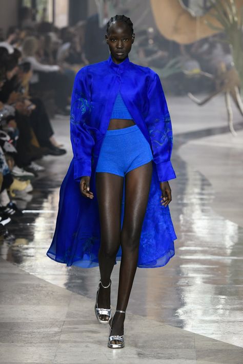 Shiatzy Chen RTW Spring 2024 [PHOTOS] Fashion Week 2024 Runway, Cobalt Blue Outfit, Blue Runway, Ss24 Fashion, Royal Blue Outfits, Day Clothes, Shiatzy Chen, Monochromatic Fashion, Spring 2025