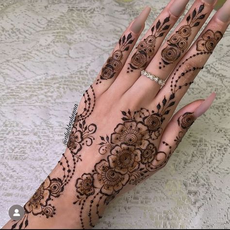 Henna Styles, Henna Flower Designs, Cute Henna Designs, Henna Style Tattoos, Floral Henna, Arabic Henna Designs, Henna Inspired Tattoos, Henna Nails, Floral Henna Designs