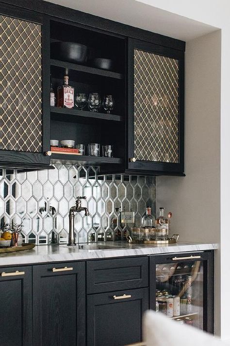 Black wet bar features mirrored picket backsplash tiles under brass grill cabinets and three center shelves. Herringbone Mirror Backsplash, Black Glass Backsplash Kitchen, Wet Bar Modern, Picket Backsplash, Bar Layout, Bar Backsplash, Bar Modern, Oak Bar, Home Wet Bar