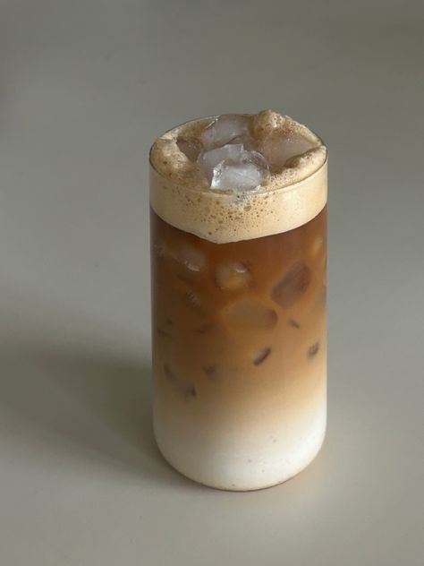 Macchiato Recipe, Pretty Coffee, Daily Workouts, Coffee Instagram, Coffee Shop Aesthetic, Coffee Obsession, Coffee Pictures, Custom Keto Diet, Iced Latte