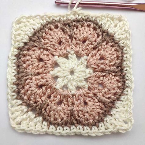 Come Fare il Fiore Africano a Uncinetto • Intrecci su Lino Easy Crochet Tutorials, Rose Granny Square, Granny Square Top, Vintage Granny Square, Easy Granny Square, Cozy Ideas, How To Make Rose, Granny Square Bag, Square Top