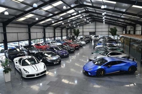 Dream Garage Luxury, Luxury Garage Interior, Garage With Cars, Cars In Garage, Supercar Garage, Luxurious Garage, Cars Showroom, Car Showroom Design, Cars Garage