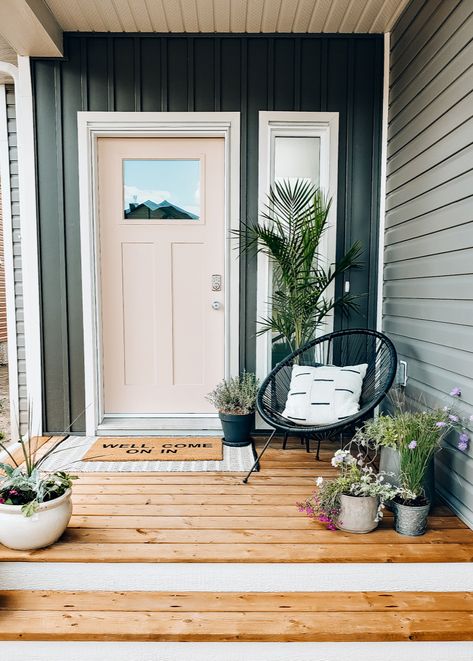 Outdoor Entryway Ideas, Boho Front Porch, Modern Front Porch Decor, Entryway Transformation, Aesthetic Home Design, Modern Front Porches, Front Porch Plants, Front Porch Furniture, Summer Front Porch Decor