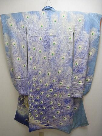 Peacock Kimono Uchikake - love! Peacock Kimono, Feather Kimono, Japanese Costume, Kimono Japan, Kimono Japanese, White Peacock, Japanese Textiles, Ethnic Dress, Peacock Feather