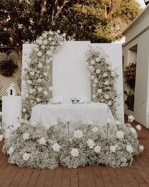 Modern Wedding Sweetheart Table, Babysbreath Decor Wedding, Sweetheart Table Flower Arrangements, Modern Sweetheart Table, Wedding Palate, Ceremony Backdrop Indoor, Sweetheart Table Backdrop, Green Wedding Decorations, Bride Groom Table