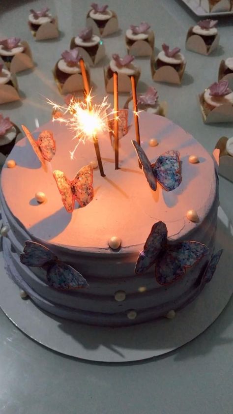 Pin by Rilary Pimentel on Videos [Video] | Birthday cakes for her, Cute birthday cakes, Cake Birthday Fake Story, Fake Birthday Cake, Sewing Cake, Kue Macaroon, Video Birthday, Cake Story, Birthday Cakes For Her, Happy Birthday Video, Food Drink Photography