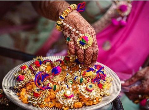 Amazing Yet Affordable Haldi Favour Ideas For Your Guests! Indian Inspired Jewelry, Indian Wedding Gifts, Indian Wedding Favors, Favour Ideas, Creative Wedding Favors, Wedding Gift Pack, Elegant Wedding Favors, Mehndi Decor, Wedding Favors Cheap