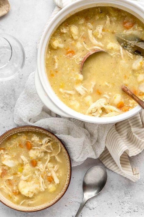 Large pot of chicken cauliflower soup with a smaller soup bowl on the side. Dairy Free Cauliflower Soup, Chicken Cauliflower Soup, Cauliflower Chicken Soup, Gluten Free Chicken Soup, Chicken Kale Soup, Paleo Chicken Soup, Clean Eating Soup Recipes, Chili Recipe Healthy, Clean Eating Soup