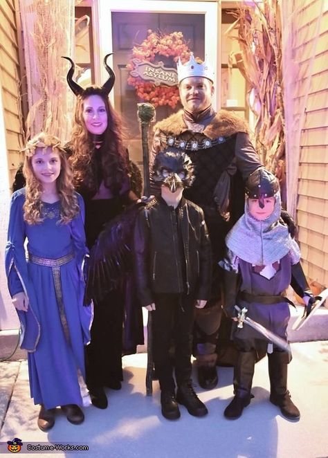 Maleficent Family Costume, Maleficent Couple Costume, Maleficent Family Costume Ideas, Maleficent Costume Kids, Maleficent Halloween Costume, Family Costume Ideas, Maleficent Halloween, Peter Pan Costumes, Spooky Birthday