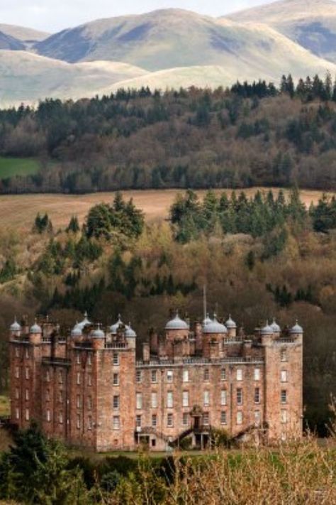 Situated on the stunning Queensberry Estate in Dumfries and Galloway, Scotland, is the ever so gorgeous Drumlanrig Castle. It is a Douglas stronghold and the home of the Dukes of Buccleuch and Queensberry. Galloway Scotland, Castles To Visit, Road Trip Map, Scottish Castles, Scottish Highlands, Manor House, Knights, Mansion, Scotland