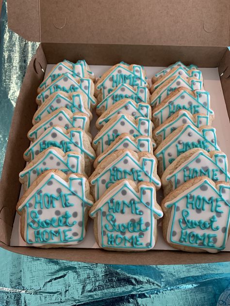 House cookie #crazydaisiessweets Classy Cookies, Housewarming Party Themes, Macaron Ideas, Christmas House Warming, Realtor Ideas, House Warming Party, Pyjama Party, Cookie Favors, Party House