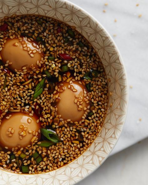 This is a traditional Korean recipe for mayak eggs. The word “mayak” means drugs as a nod to their deliciously addictive flavors! Egg Korean Dish, Korean Mayak Eggs, Korean Eggs, Mayak Eggs, Korean Breakfast, Soy Eggs, Korean Recipe, Homemade Cookbook, Protein Packed Snacks