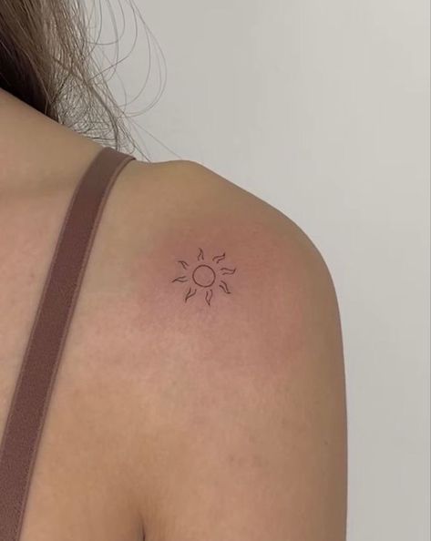 Hawaiian Collar Bone Tattoo, Sunshine Shoulder Tattoo, Tiny Unique Tattoos, Small Elegant Tattoos, Flower Tattoo Patchwork, Finger Tattoo Minimalist, Thigh Tattoo Women, Tattoo Patchwork, Wellen Tattoo