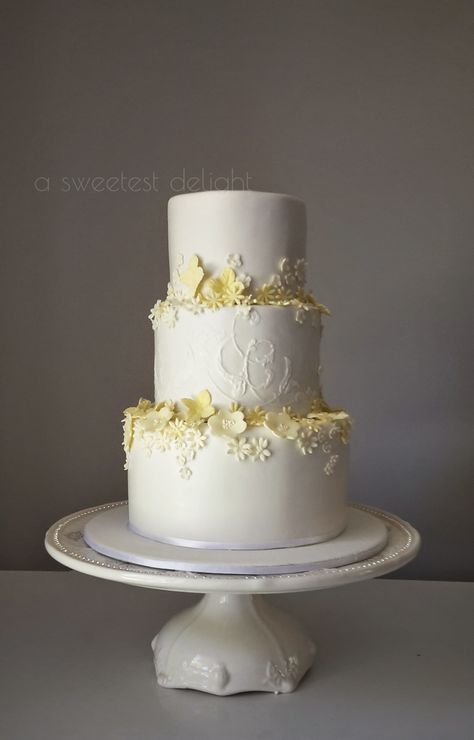 Pale yellow classic wedding cake Pastel Yellow Wedding Cake, Navy Blue And Pastel Yellow Wedding, Pale Yellow Wedding Cake, Light Yellow Wedding Cake, Wedding Cake Designs Yellow, Light Yellow Wedding Theme, Kek Tunang, Butter Yellow Wedding, Pastel Yellow Wedding Theme