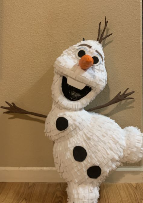 Homemade Olaf birthday piñata made with cardboard, paper mache, and crepe paper Snowman Pinata, Olaf Pinata, Frozen Pinata, 3 Birthday Party, Piñata Ideas, Frozen Themed Birthday Party, Diy Pinata, Frozen Theme Party, Frozen Movie