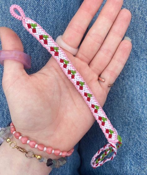 Cherry Friendship Bracelet Pattern, Embroidery Bracelet Patterns, Friendship Bracelets Thread, Embroidery Thread Bracelets, Cherry Bracelet, Brazilian Bracelet, Pastel Bracelet, String Bracelet Patterns, Diy Friendship Bracelets Tutorial