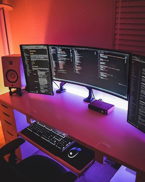 Monitor Wallpaper, Minimal Office, Gamer Bedroom, Gaming Ideas, Setup Gaming, Computer Desk Setup, Desk Setups, Home Studio Setup, Pc Gaming Setup