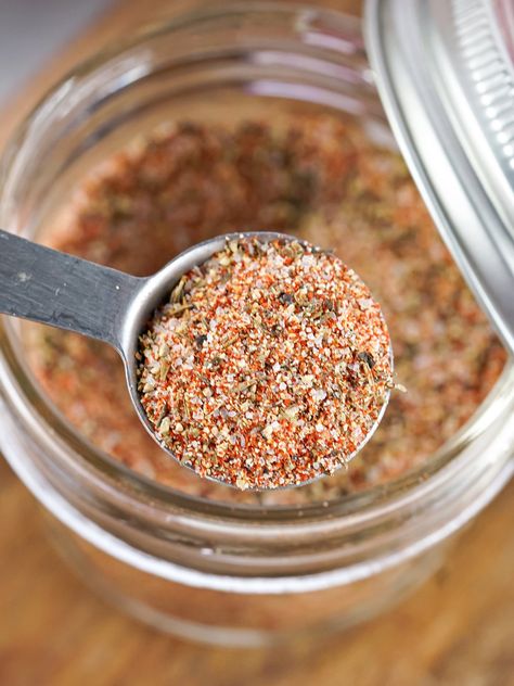 Homemade Steak Seasoning Homemade Steak Seasoning, Steak Seasoning Recipe, Homemade Chicken Alfredo, Season Steak Recipes, Italian Seasoning Recipe, Homemade Rubs, Steak Spice, Homemade Cajun Seasoning, Easy Steak