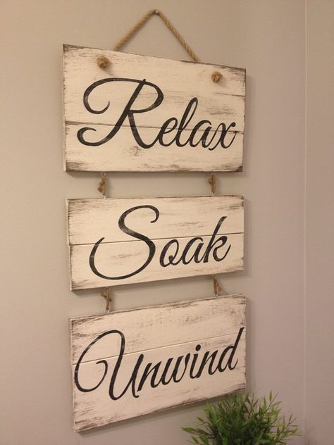 Diy Beach Bathroom Decor, Christmas Bathroom Decorations, Primitive Bathroom Decor, Bathroom Decor Christmas, Primitive Bathroom, Primitive Bathrooms, Antique Cupboard, Diy Beach, Christmas Bathroom Decor